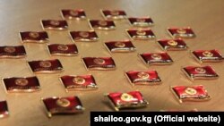 Депутаттардын төш белгиси.