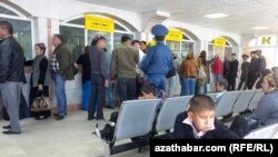 Uçar biletlerini satýan edara. Türkmenistan (arhiw suraty)