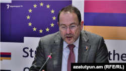 Արտաքին գործողության եվրոպական ծառայության Եվրոպայի և Կենտրոնական Ասիայի հարցերով կառավարող տնօրենի տեղակալ Լյուկ Դևին