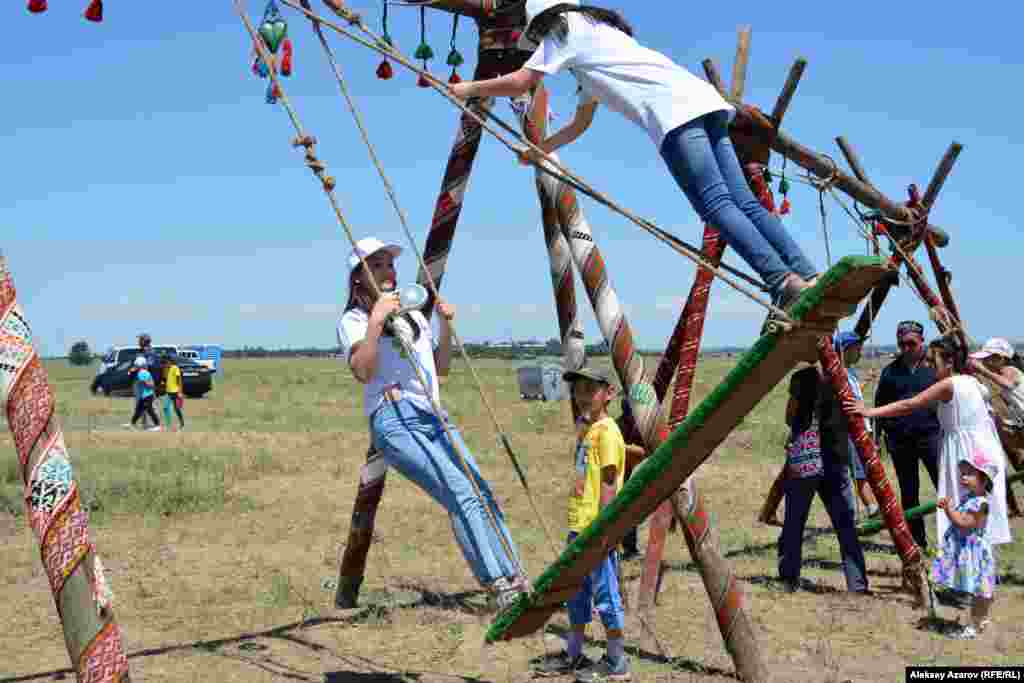Одно из развлечений для детей и молодежи &ndash; алтыбакан, катание на качелях.