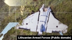 Фота знойдзенага на палігоне ў Гайжунах дрона. Мяркуецца, гэта той самы апарат, які заляцеў у Літву зь Беларусі 28 ліпеня.