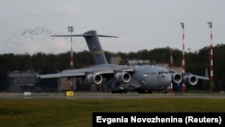 ABŞ Hərbi Hava Qüvvələrinin  C-17 Globemaster nəqliyyat təyyarəsi Moskvanın Vnukovo beynəlxalq hava limanında