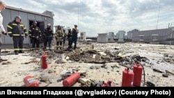 Место падения беспилотника на крыше спорткомплекса "Белгород Арена", 12 июля 2025 года (Телеграм-канал Вячеслава Гладкова)