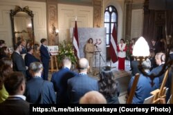 Сьвятлана Ціханоўская выступае на адкрыцьці выставы твораў беларускіх палітвязьняў у Рызе