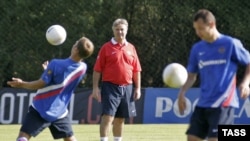 Гус Хиддинк теперь хорошо подумает, прежде чем продлевать контракт с Российским футбольным союзом