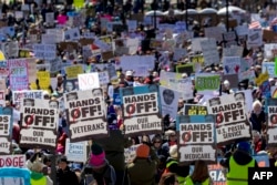 Акція у Сент-Полі, штат Міннесота, в рамках загальнонаціонального протесту «Руки геть!» проти реформ Ілона Маска у державному секторі, зокрема масових скорочень. США, 5 квітня 2025 року