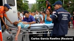 یکی از بستگان زندانیان در حال انتقال به آمبولاس