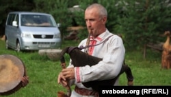 Архіўнае фота 2018 году. Васіль Шкіндзер, гаспадaр аграсядзібы «Поўсьвіж» на Лепельшчыне, зь беларускай дудой