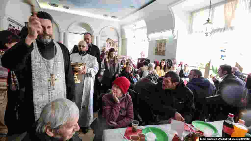 Священник привітав всіх з прийдешнім святом Різдва Христового та освятив &nbsp;обід 