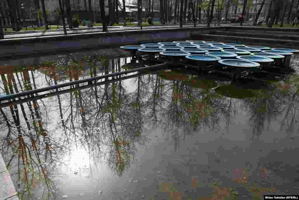 В начале 60-х на месте снесенного кинотеатра "Ударник" построили фонтан и примерно тогда же решили, что парк не будет менять размеров