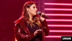 Солістка гурту KAZKA Олександра Зарицька із Харкова. Кліп її україномовної пісні «Плакала» на Ютубі за два місяця подивилися понад 57 мільйонів разів. Сама співачка, попри те, що виростала в російськомовній родині, перейшла на українську мову в «повсякденному житті»