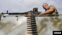Украинский военнослужащий в зоне боевых действий в Луганской области, 25 июня 2015 года