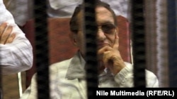 Хөсни Мөбәрәк 2013 елның июнендә мәхкәмә утырышында