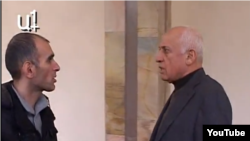 Кадр из видеорепортажа «А1+» о данном инциденте. Депутат Мгер Седракян (справа) угрожает оторвать журналисту челюсть. 