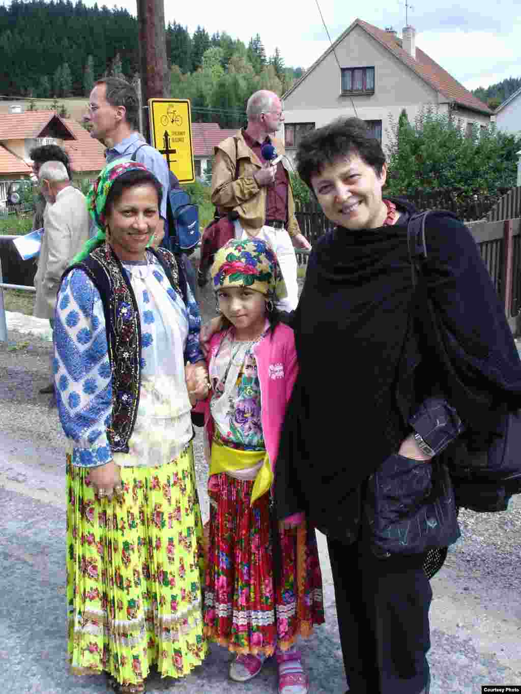 Ходонин цығандар аулының тұрғындары Жәмилә Стехликовамен бірге  суретке түсу құрметіне ие болды - Kazakhstan/Czech Republic- Former Minister On Human Rights Of Minority Groups Zhamila Stehlikova In Rom Village Hodonin With Local Residents