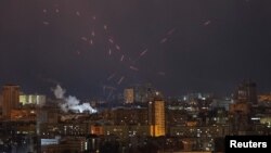 Ілюстраційне фото. Збиття дронів над Києвом під час нічної атаки Росії, лютий 2025 року