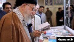 آیت‌الله خامنه‌ای در حال تورق یکی از آثار شاملو در نمایشگاه کتاب تهران، ۱۳۹۸