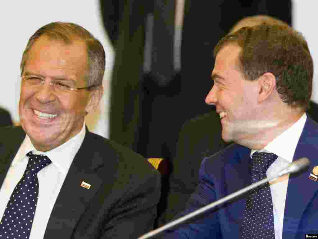 Шанхай ҳамкорлик ташкилотининг Тошкент саммити¸ 2010 йил 11 июн. - Россия делегациясининг кайфи чоғ.