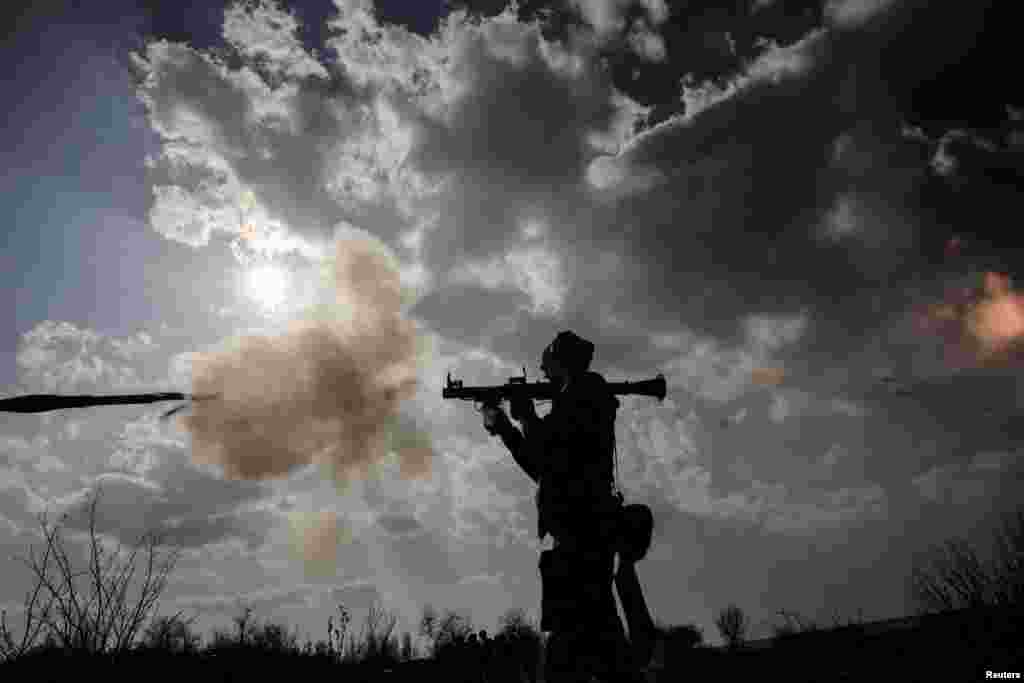 تمرین نظامی یک سرباز اوکراینی با پرتاب نارنجک‌ در مکانی نامعلوم در شرق اوکراین.