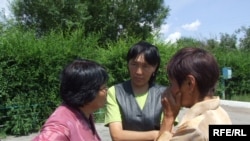 Камакта жаткандардын туугандары депутат Роза Отунбаева менен