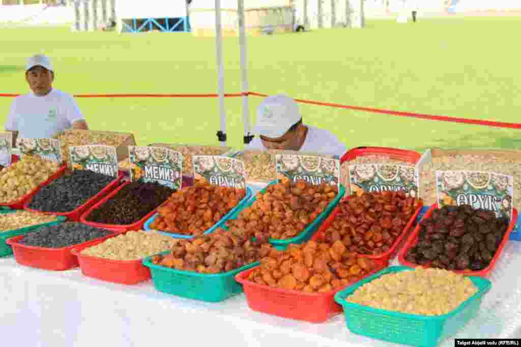 Көргөзмөдө аймакта өскөн мистенин түрдүү сортторунан тышкары жаңгак, өрүк-мейиз жана башка жашылча-жемиштер, айыл чарба азыктары, кол өнөрчүлүк буюмдары да коюлду.