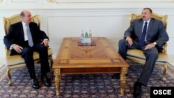 Президент Азербайджана Ильхам Алиев (справа) и руководитель Бакинского офиса ОБСЕ Корай Таргай. Баку, 31 августа 2011 года.  