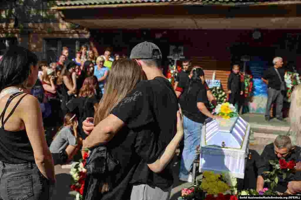 Люди на церемонії прощання в Києві з 24-річною Надією та її 2-річною донькою Ангеліною, які загинули під час комбінованої російської атаки в ніч проти 28 серпня. Фото від 31 серпня 2025 року