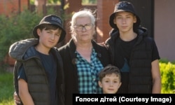 Олег з бабусею і братами у Києві