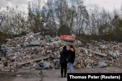 Завали, що залишилася від будівлі після російського удару в Харківській області в жовтні 2023 року