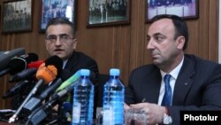 Члены Специальной комиссии по конституционным реформам Вардан Погосян (слева) и Грайр Товмасян на встрече с журналистами, Ереван, 17 июля 2015 г. 