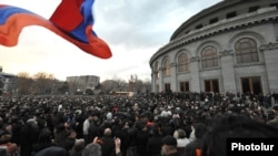 Armenia - Thousands of people demonstrate in Yerevan in support of opposition presidential candidate Raffi Hovannisian, 28Feb2013.