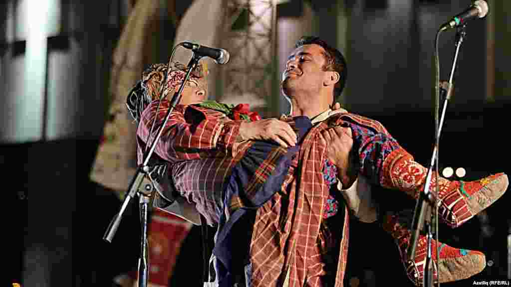 Камал театры каршында яңа сезон ачу тантанасы. Нәҗибә Ихсанова һәм Алмаз Гәрәев.