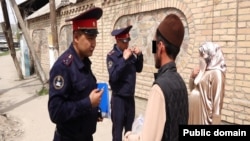 Фотография сделана во время разъяснительной кампании, ориентированной на тех, кто носит никаб в общественных местах в Джалал-Абаде.
