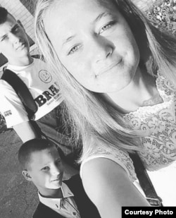 Артем Конищев зі старшою сестрою та старшим братом. Фото з особистого архіву родини