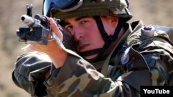 Азербайджанский военнослужащий во время учений (архив)