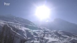 «Воооо! Барф, барф борид, акнун барфӣ менависам!»