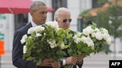 اوباما و بایدن، معاون او، ۴۹ شاخه گل رز سفید را به یاد ۴۹ قربانی کشتار اورلاندو در محل یادبود آنها قرار دادند