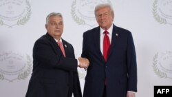Президент США Дональд Трамп і прем’єр-міністр Угорщини Віктор Орбан під час саміту щодо Гази в Шарм-еш-Шейху, Єгипет, 13 жовтня 2025 року