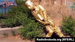 Памятник Сталину в Одессе, который был поставлен недавно и снесен, 7 мая 2012 года.   