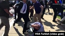 США - Телохранители и сторонники Эрдогана избивают демонстрантов в Вашингтоне, 16 мая 2017 г․