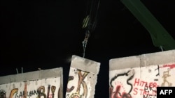  Berlin diwary ýykylýar, 12-nji oktýabr, 1989-njy ýyl.