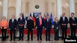 Снимка на европейските лидери с Доналд Тръмп в Белия дом, преди да започне общият им разговор за войната в Украйна. Отляво на дясно: Урсула фон дер Лайен, Киър Стармър, Александър Стуб, Володимир Зеленски, Доналд Тръмп, Еманюел Макрон, Джорджа Мелони, Фридрих Мерц, Марк Рюте.