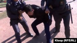 “Жаңы муундун” лидерлерин милиция кармап кетүүдө.15-октябрь, 2014-жыл. 