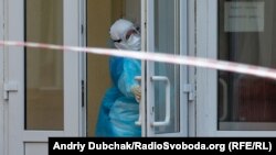 Від початку епідемії захворіло 4 112 медпрацівників, повідомляли у МОЗ