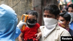 Лекар правярае тэмпэратуру аднаго з найбяднейшых прыгарадаў Мумбаю.