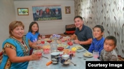 Максат жана Элиза үч баланын ата-энеси.