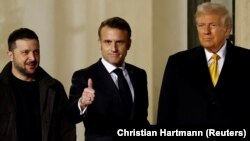 Президент Франции Эммануэль Макрон сопровождал избранного президента США Трампа и президента Украины Владимира Зеленского. Париж, 7 декабря 2024 года