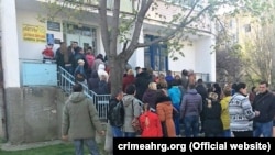Очередь в поликлинику в Севастополе, архивное фото