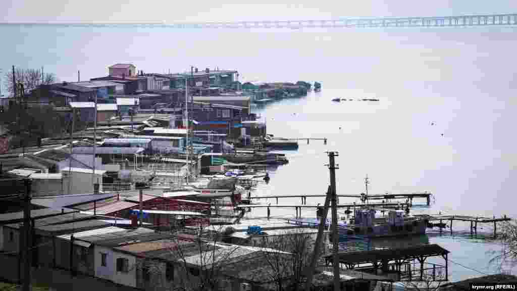 Temiz deñiz avasınen nefes almaq ve çatlaq dalğalarınıñ sesini diñlemek içün, keriçliler kün-künden sıqça kelip başlay