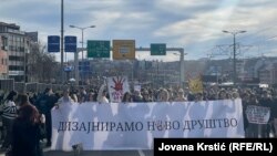 Белграддагы маанилүү кан жолдордун бирин торогон студенттер. 27-январь, 2025-жыл. 
